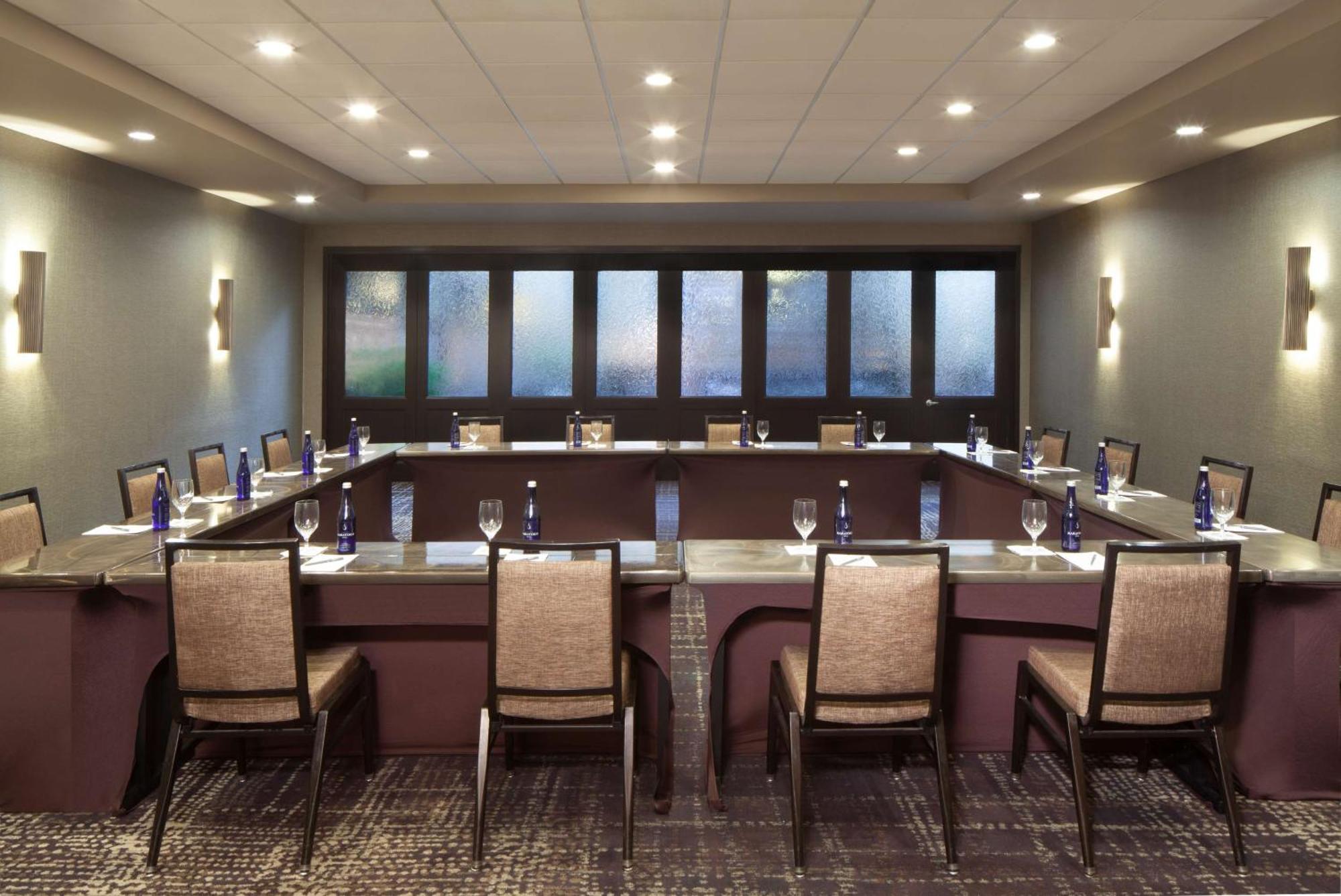 Embassy Suites By Hilton Philadelphia Airport Exterior photo